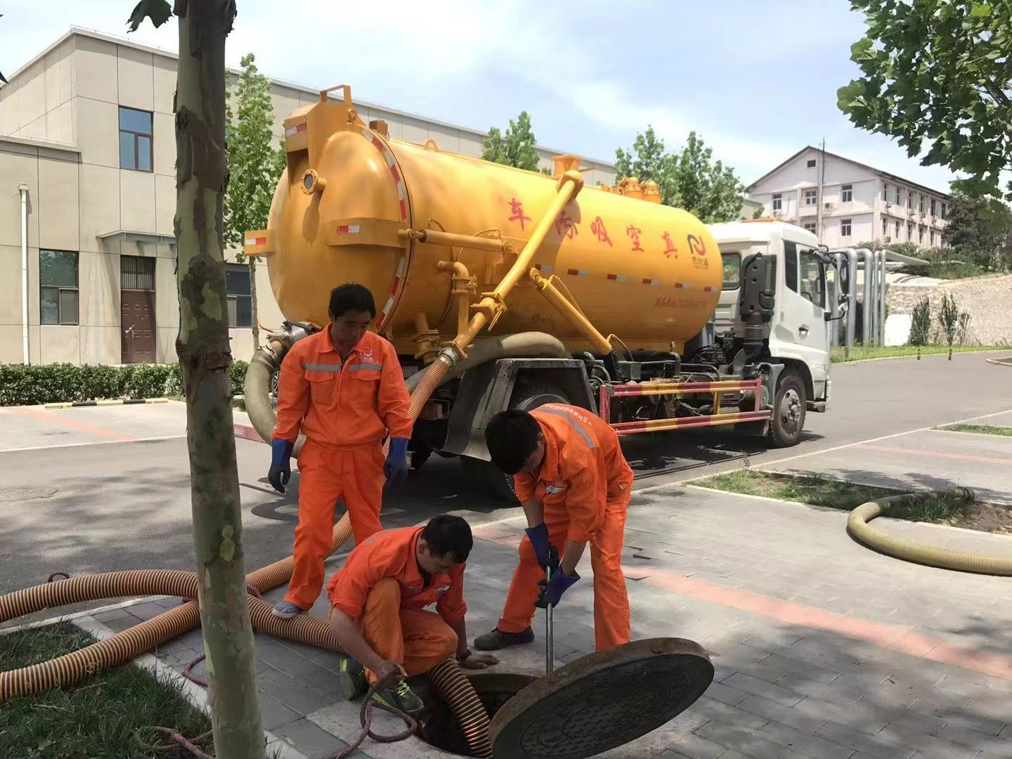 马尾化粪池清理与5-8吨吸粪车施工效率分析